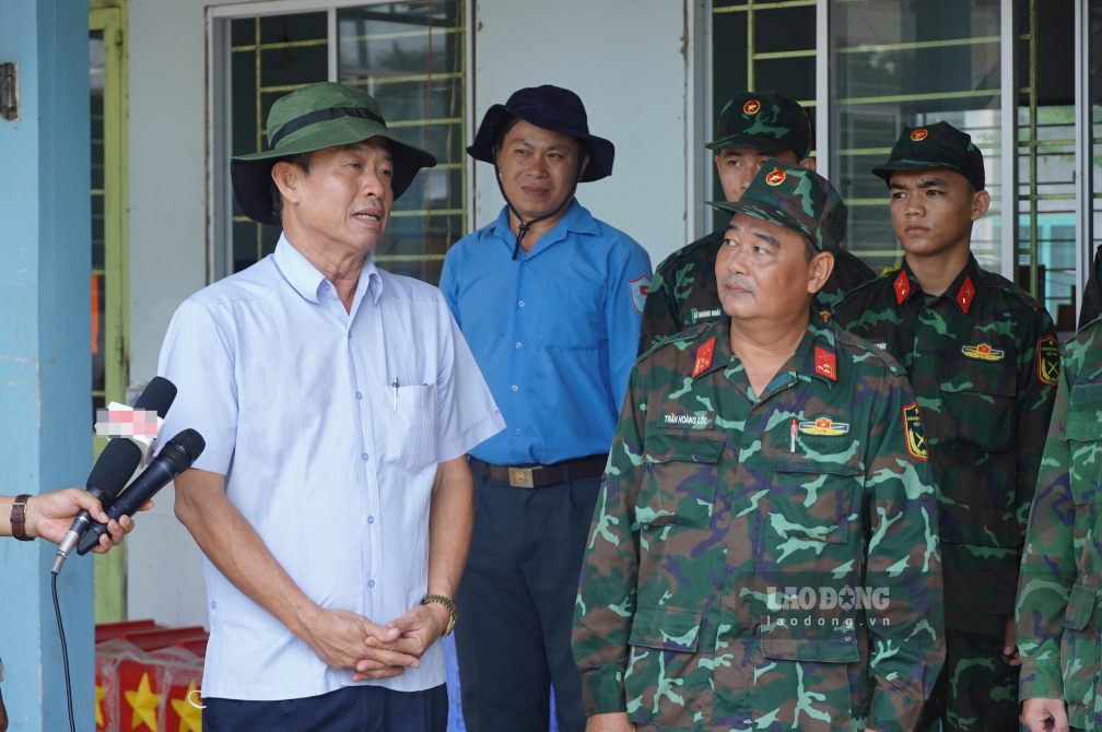 Phó Chủ tịch UBND TP Cần Thơ Nguyễn Văn Khởi (bìa trái) đến thăm, động viên lực lượng làm nhiệm vụ. Ảnh: Tạ Quang