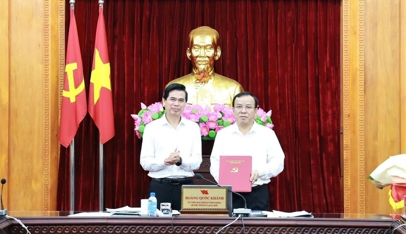 Director of Lang Son Department of Finance participates in the Provincial Party Committee Standing Committee. Photo: Lang Son Newspaper