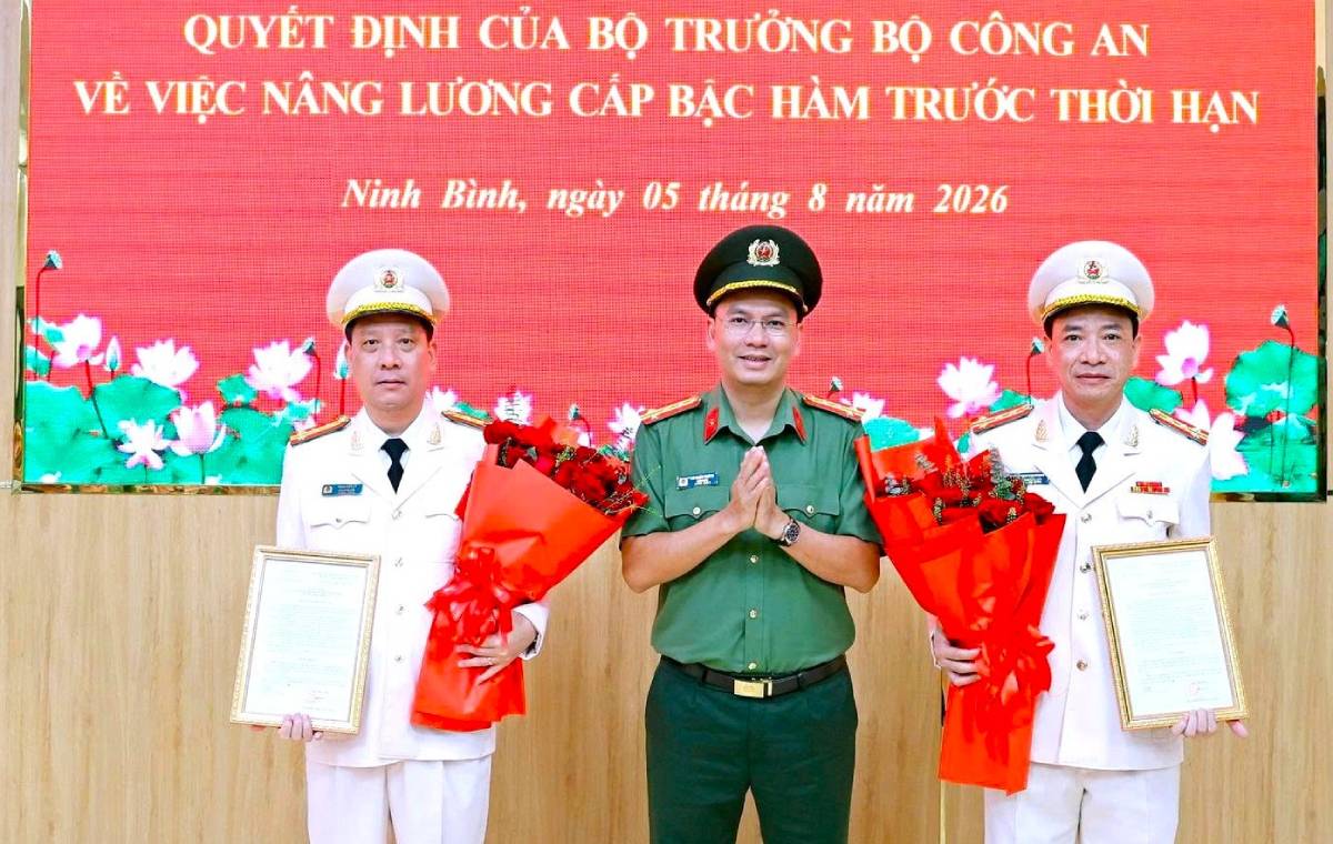 2 Deputy Directors of Ninh Binh Provincial Police were promoted to ranks and ranks 1 year ahead of schedule. Photo: Ninh Binh Provincial Police