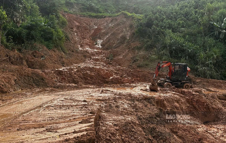 Lực lượng chức năng huy động phương tiện để khắc phục sự cố