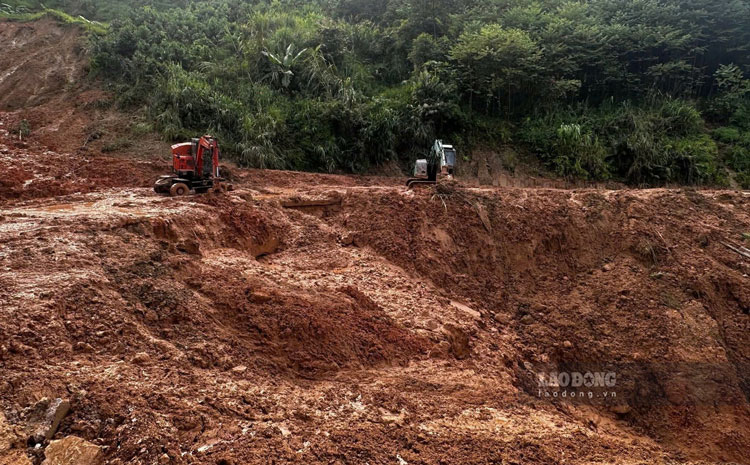 Continuous landslides cut off the only road to Lam Thuong. Photo: An Vi