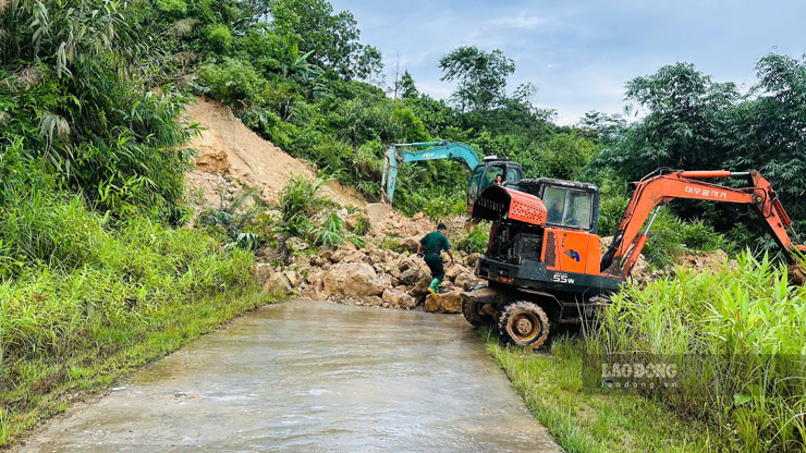 Đất đá vùi lấp đường độc đạo ở Lâm Thượng. Ảnh: An Vi