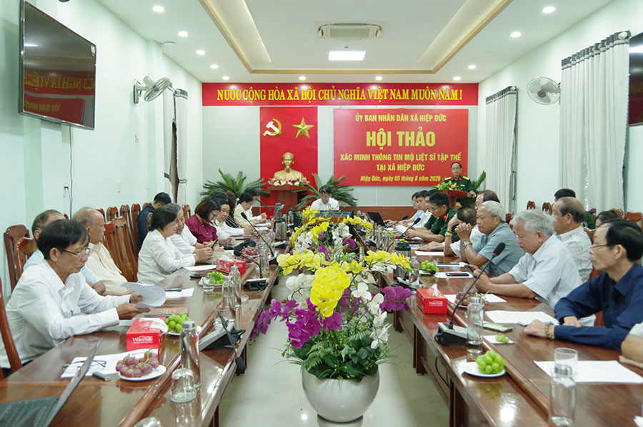 Workshop to verify information on 17 remains suspected to be collective martyrs' graves discovered and exhumed in Doi Thi area, Hiep Duc commune. Photo: Quang Cuong (Da Nang City Military Command)