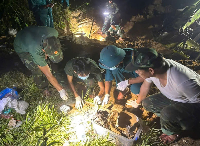 Lực lượng chức năng tiến hành khai quật hầm trú ẩn ngay trong đêm để tìm kiếm hài cốt liệt sĩ. Ảnh: Quang Cường (Bộ CHQS TP Đà Nẵng)