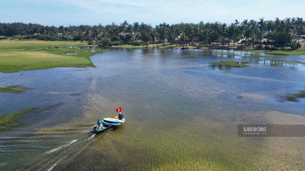 Peaceful scenery in An Khe lagoon, Quang Ngai province. Photo: Anh Don