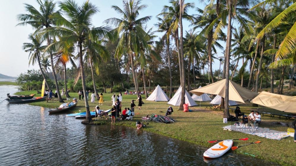 Đầm An Khê thu hút nhiều du khách đến cắm trại, vui chơi. Ảnh: Anh Đôn