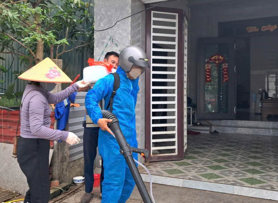 Saneamiento ambiental y fumigación de productos químicos para matar mosquitos para prevenir la propagación del dengue en Ha Tinh. Foto: Comité Popular del barrio de Vung Ang