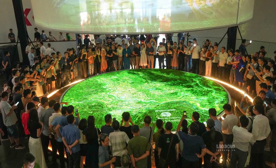 Hanoi operates digital maps, creating digital profiles for traffic infrastructure. Photo: Huu Chanh