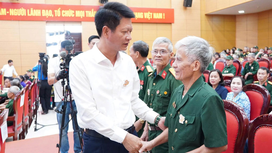 Ông Nguyễn Thế Phước - Phó Bí thư Tỉnh ủy, Chủ tịch Ủy ban MTTQ Việt Nam tỉnh Lào Cai thăm hỏi nạn nhân chất độc da cam. 