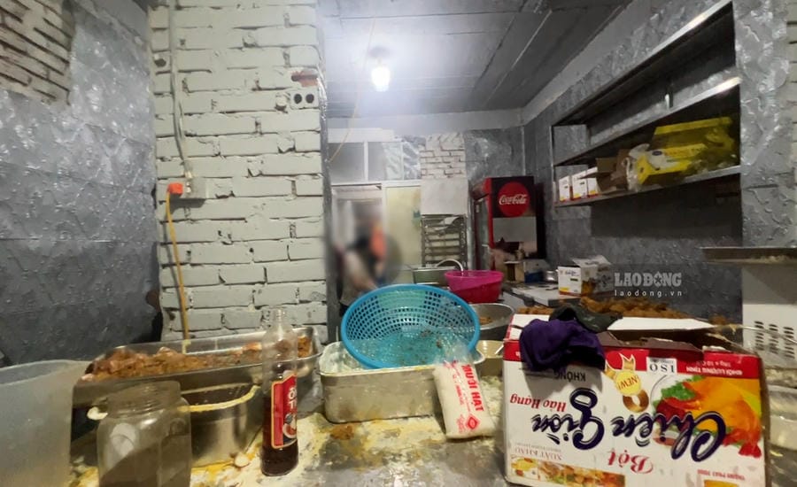 ハノイの食品安全衛生規則に違反する無許可のオフィス弁当製造施設の内部。写真:PVグループ
