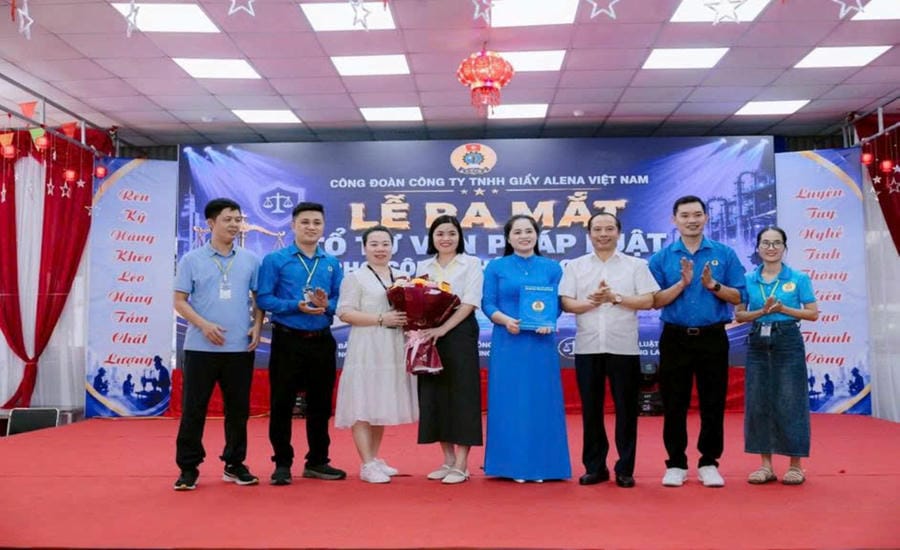 Launching the "Law Consulting Group" model at Alena Vietnam Footwear Co., Ltd. Photo: Thanh Hoa Trade Union