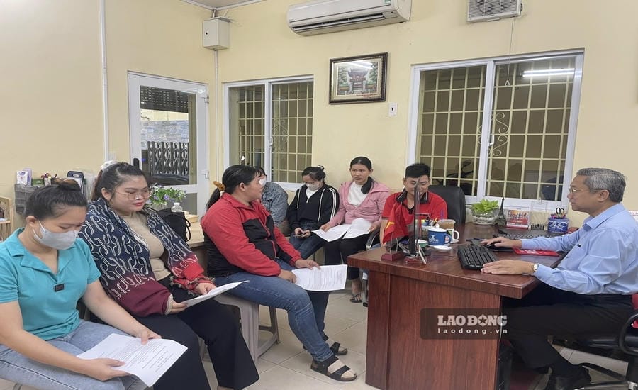 Vinh Thong Company employees authorize officials of the Ho Chi Minh City Trade Union Workers' Counseling and Support Center to sue the company to claim benefits for social insurance. Photo: Duc Long