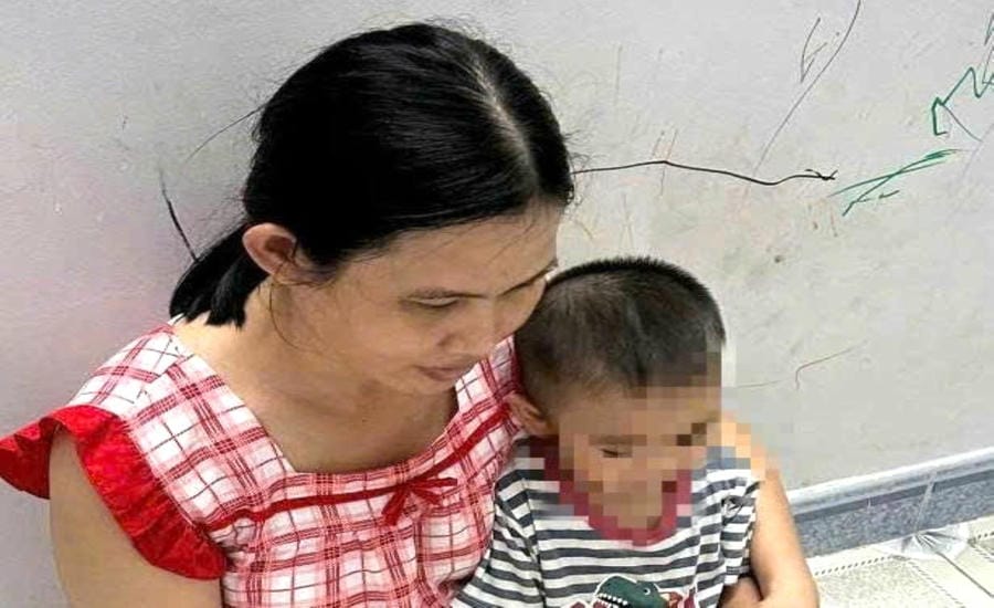 Dù con đã hơn 2 tuổi, nhưng hiện chị Nguyễn Thị Thúy Oanh, nguyên là công nhân Công ty Vinh Thông vẫn chưa được hưởng chế độ thai sản.  Ảnh: Nhân vật cung cấp