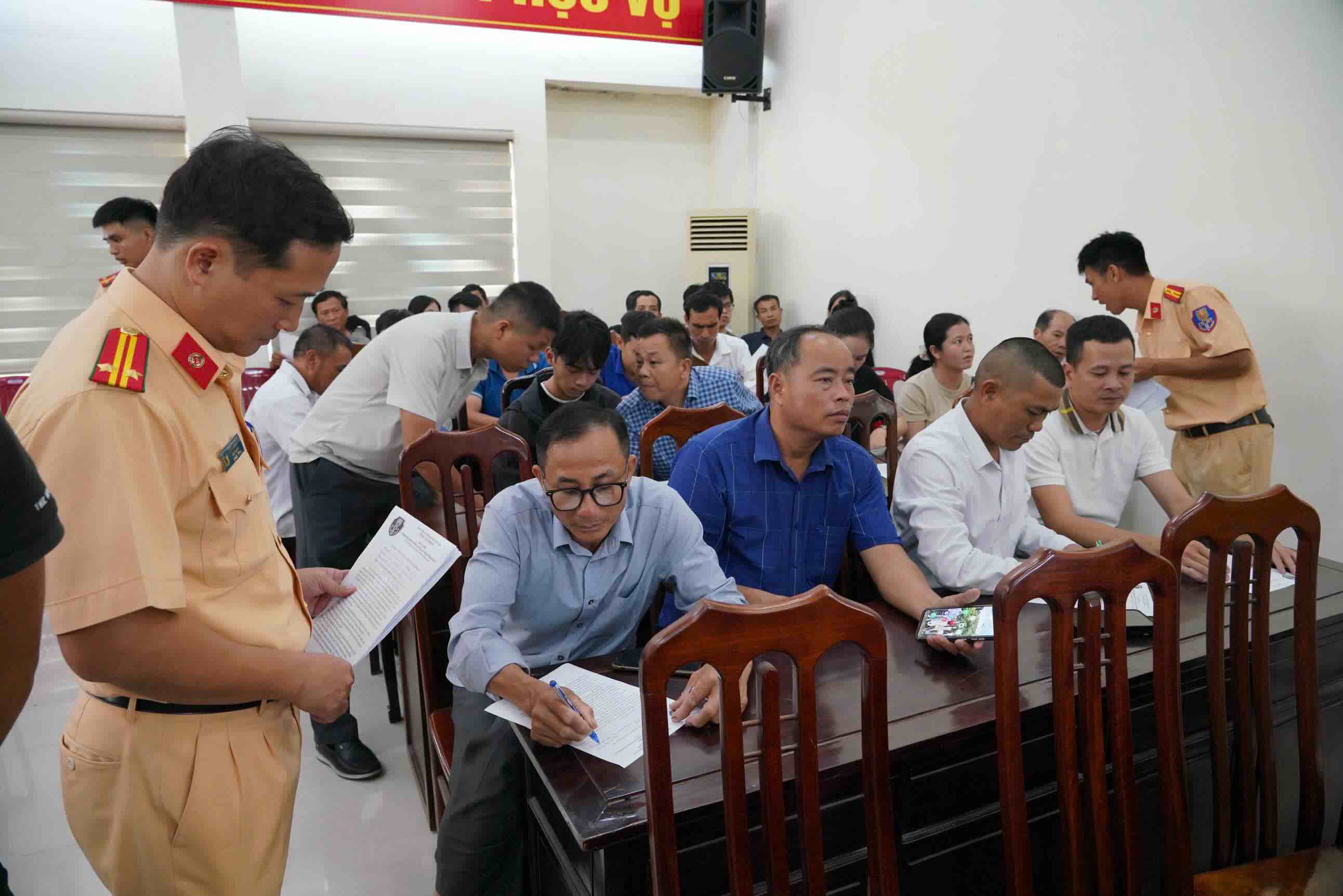 Hue traffic police propagate laws to transport businesses. Photo: Hue City Police.