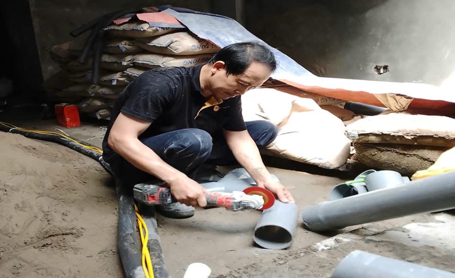 Being unpaid social insurance by Lilama3 Company for more than 35 months has caused Mr. Nguyen Duy Oai difficulties in finding new jobs to raise 3 children of school age. Photo: Character provided