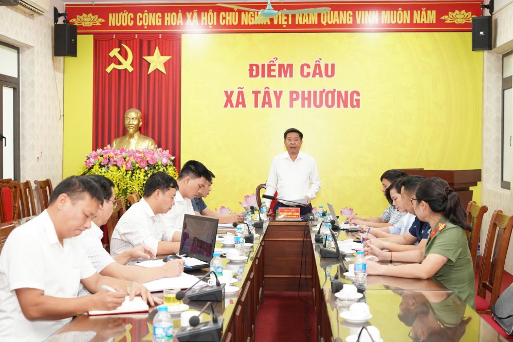 会議では、プロジェクト実施のための土地収用強制執行計画と、タイフオンコミューン(ハノイ)における土地法違反事例に対する結果是正計画に関する報告を聞きました。写真:タイフオンコミューン電子情報ページ
