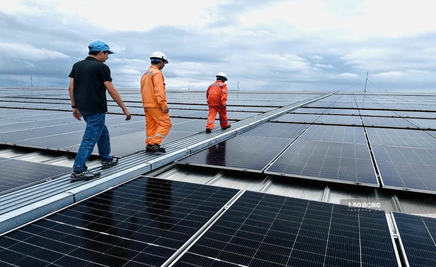 Grâce à l'installation de systèmes solaires sur les toits, l'entreprise économise des milliards de dongs sur l'électricité chaque mois. Photo: Anh Tuấn
