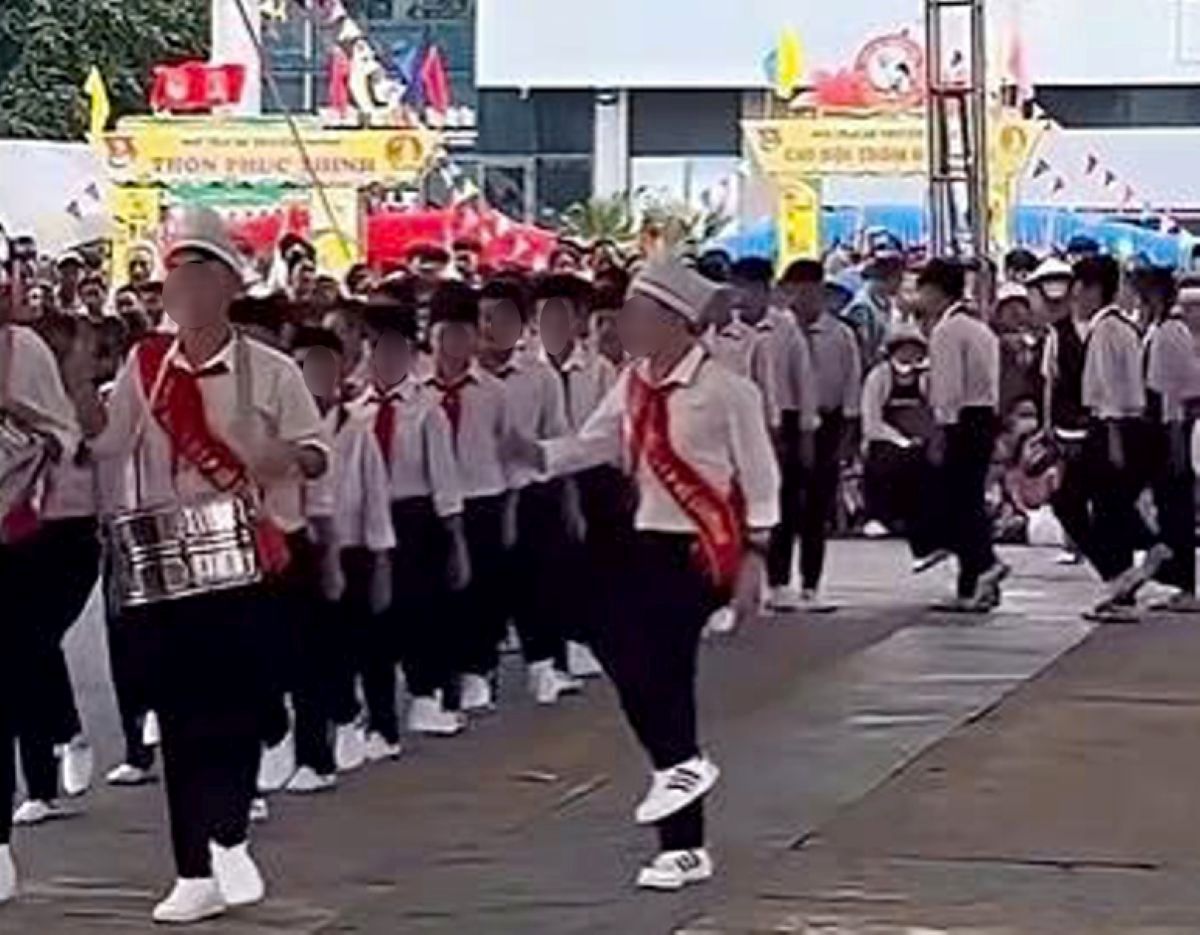 タインホア省党委員会宣伝教育・大衆動員委員会は、地方自治体に対し、サマーキャンプ活動におけるチーム儀式の試験を検査し、是正するよう要請しました。写真:地方自治体での儀式活動に関する提供者のビデオから切り抜き.