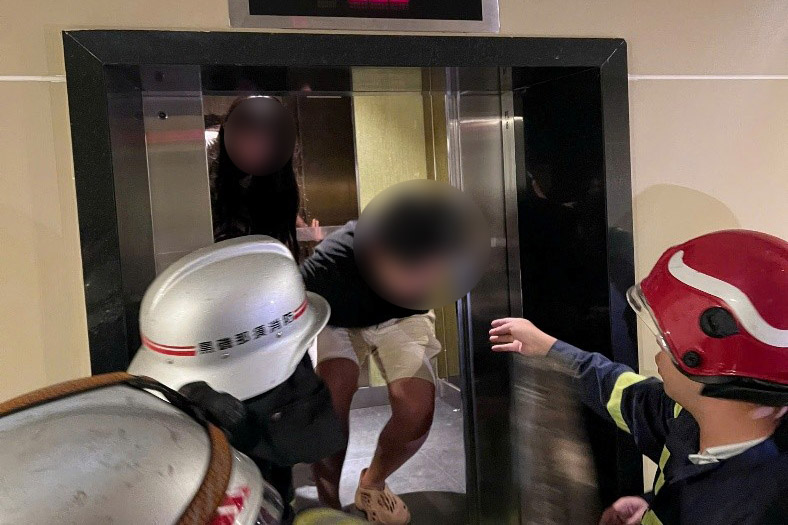 マルベリーレーンマンション(ダイモー区)のエレベーターに閉じ込められた人々を救助する当局。写真:ハノイ警察