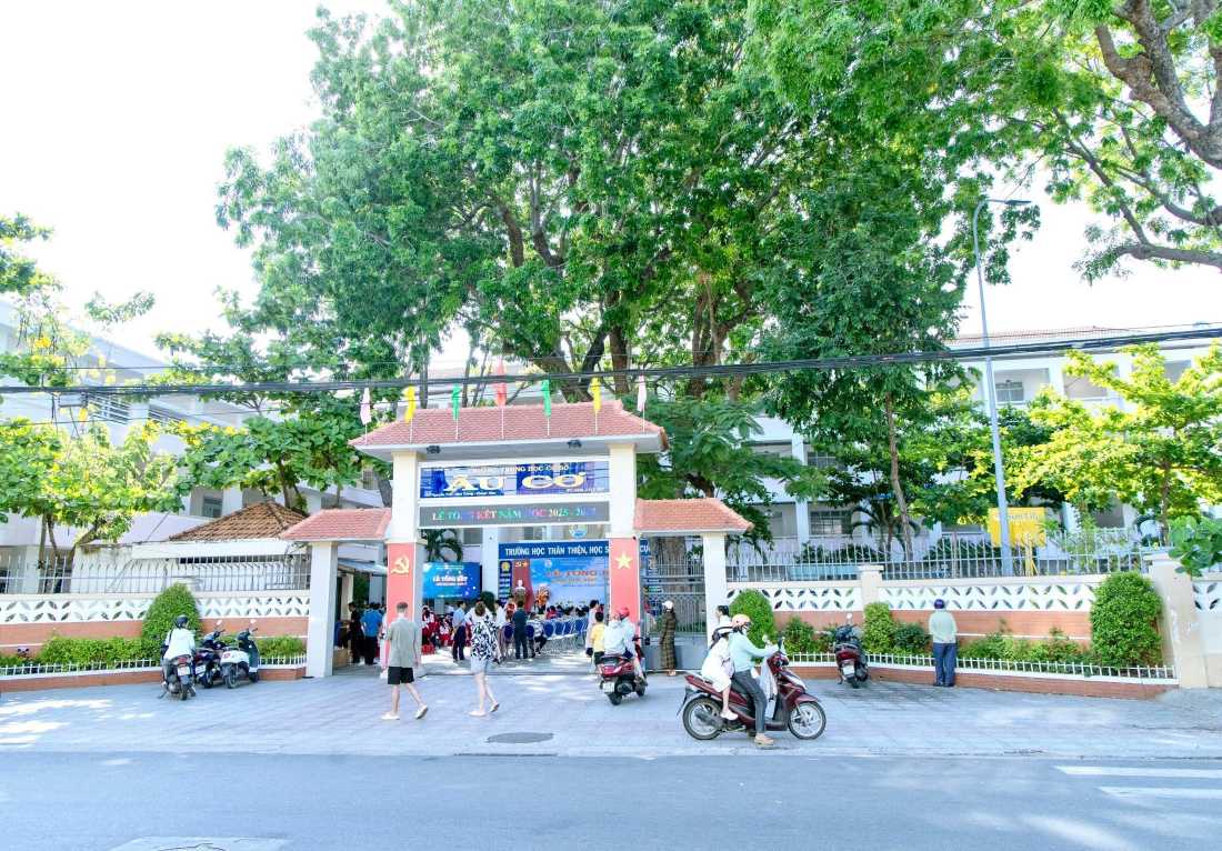 After arranging, Au Co Secondary School and Tran Nhat Duat Secondary School in Nha Trang ward will become the new Au Co Secondary School with a scale of 53 classes. Photo: Au Co Secondary School