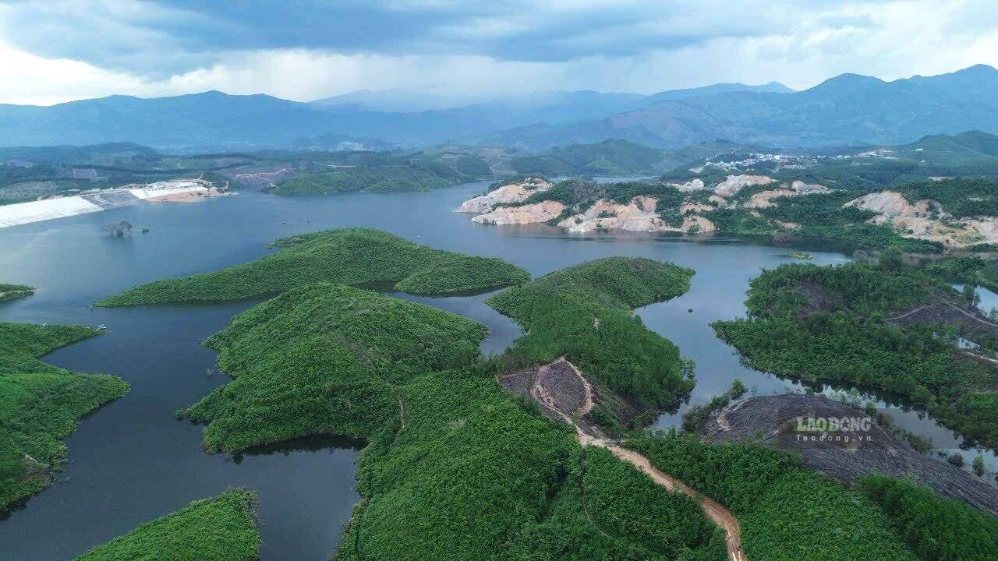 Overview of Canh Tang Lake. Photo: Minh Chuyen