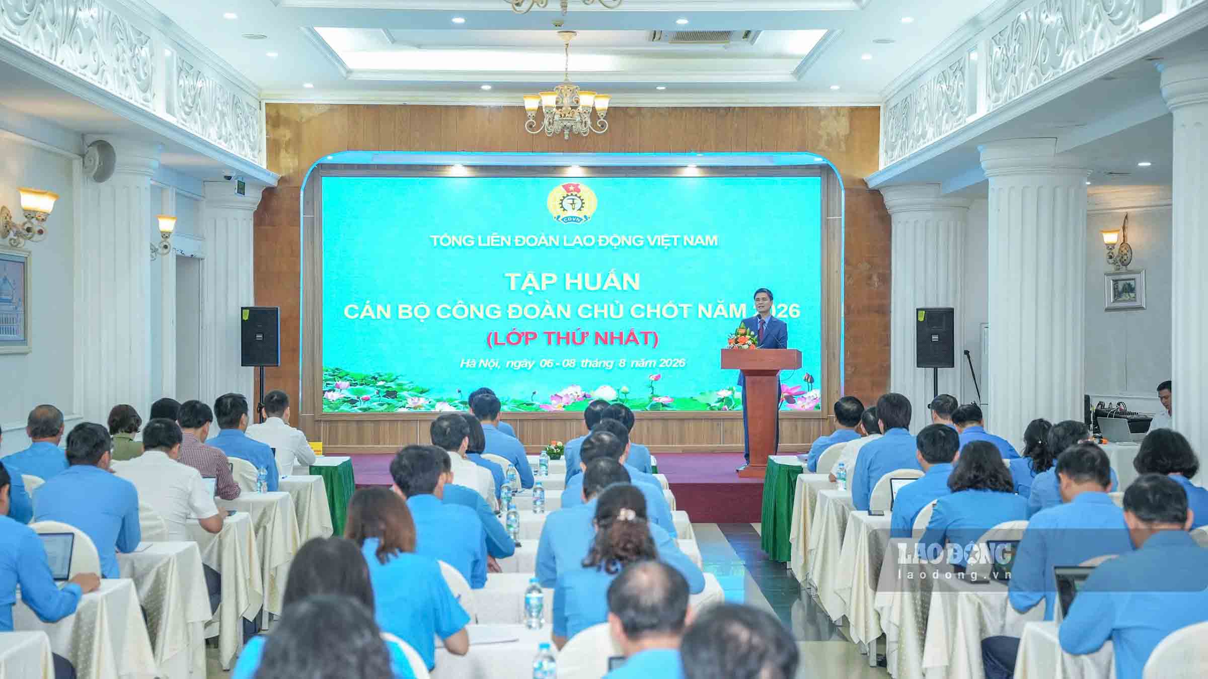 La Confédération générale du travail du Vietnam a ouvert un cours de formation pour les cadres syndicaux clés, le matin du 6 août. Photo: Hữu Chánh
