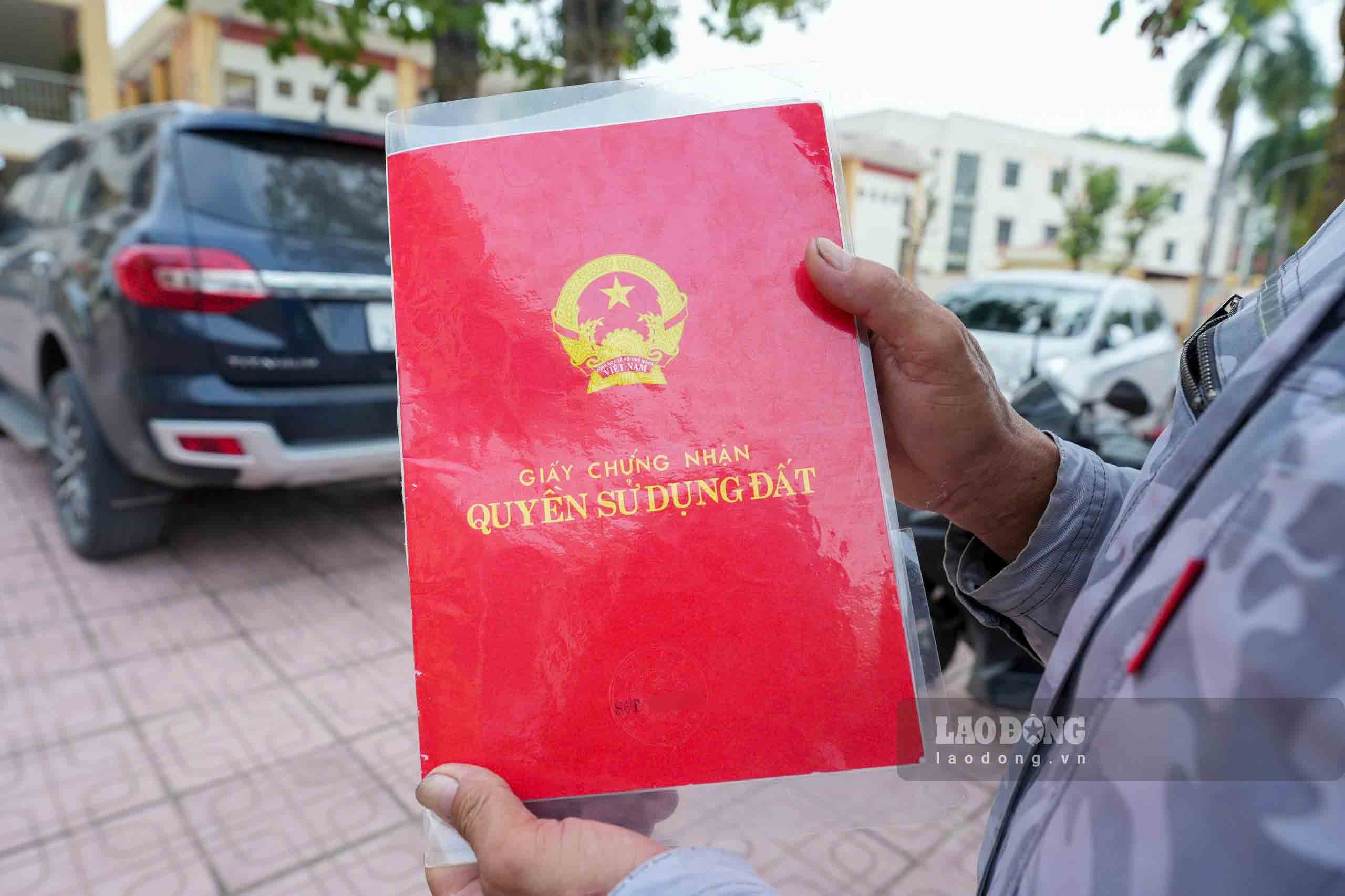 Giấy chứng nhận quyền sử dụng đất của một hộ dân ở Hà Nội được cấp năm 2003. Ảnh: Hữu Chánh 