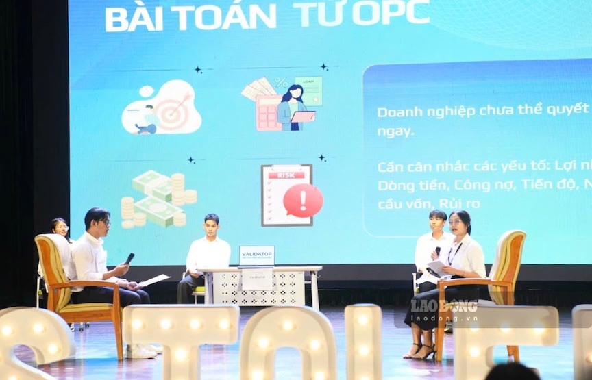Students performing the competition at the final night. Photo: Tuong Van
