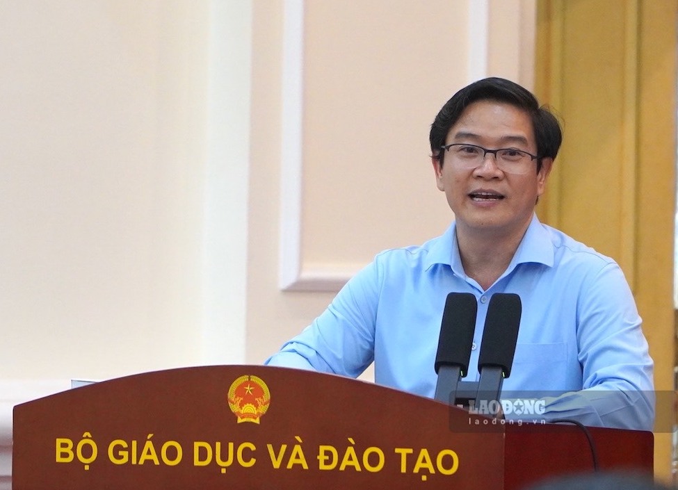 Mr. Thai Van Tai - Director of the Department of General Education informed about the arrangement and organization of preschool and general education institutions in localities up to the present time. Photo: Tuong Van