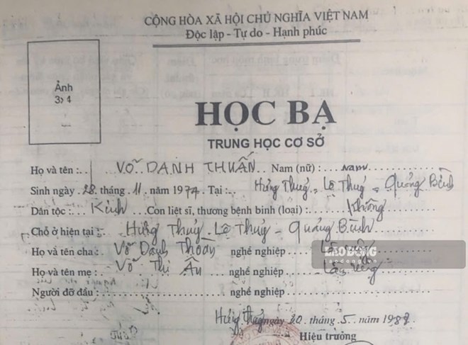 El expediente académico del Sr. Võ Danh Thuấn está siendo verificado. Foto: Tân Hướng