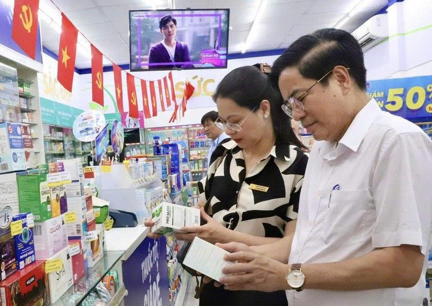 Hai Phong City Department of Health inspects some pharmacies in the area in 2025. Photo: Vu Duyen