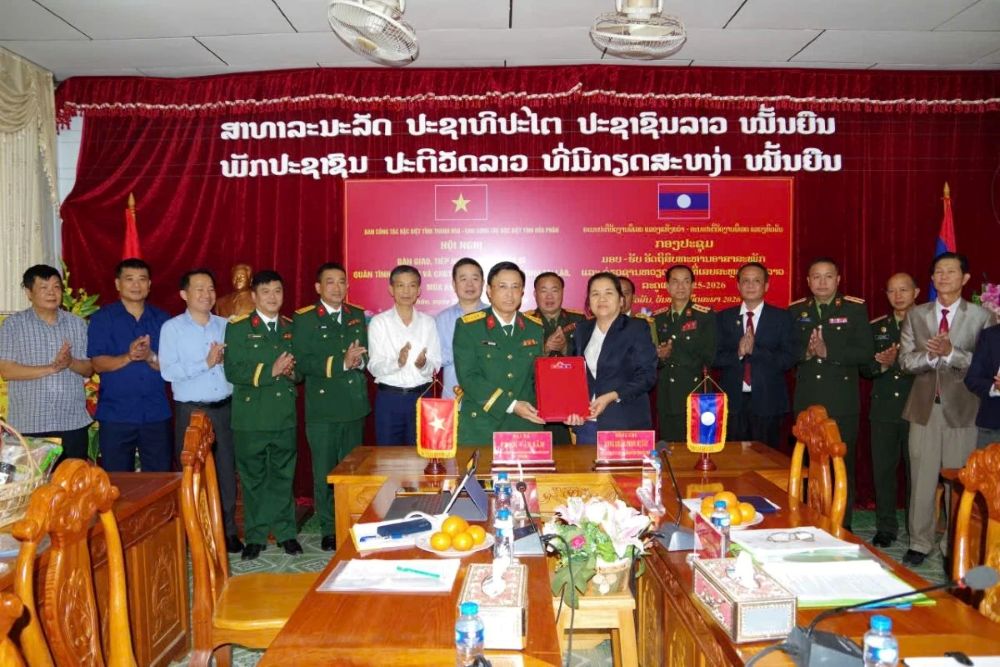 Chairman of Thanh Hoa Provincial People's Committee presents Certificates of Merit to collectives and individuals of Hua Phan province recognizing the great support and assistance in searching for martyrs' remains. In the photo: Special Task Forces of Thanh Hoa - Hua Phan provinces sign minutes of handover of martyrs' remains. Photo: Thanh Hoa Provincial People's Committee