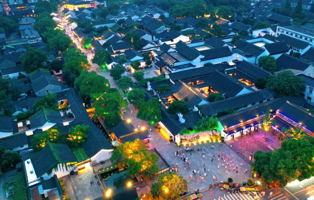 Khung cảnh về đêm tại thành phố Thiệu Hưng. Ảnh: Xinhua