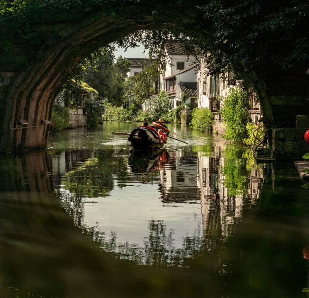 Looking along the tangled canals, each street and each small bridge tells a separate story, making anyone passing by want to enjoy the beauty of the ancient city. Photo: Xinhua