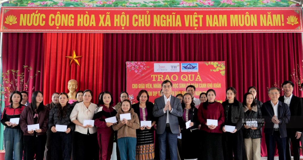 The delegation of the Department of Education and Training of Nghe An province presents gifts to teachers in mountainous areas. Photo: Quang Dai