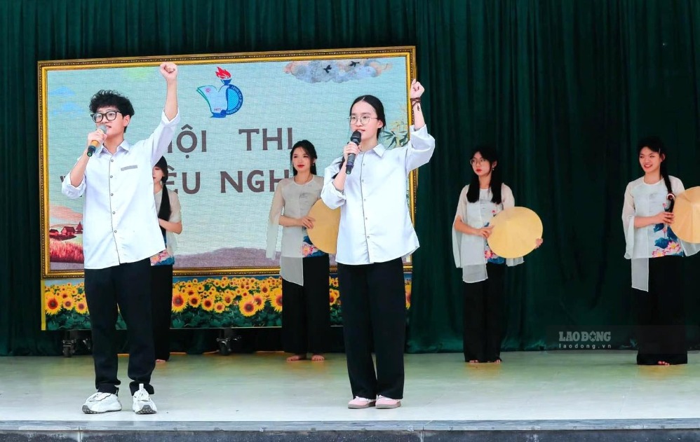 Học sinh Trường THPT Lê Viết Thuật tham gia hội thi “Tôi yêu Nghệ An”, lan tỏa tình yêu quê hương qua phần trình diễn và thuyết trình. Ảnh: Quang Đại