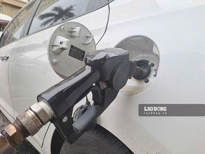 Gasoline and oil prices simultaneously decrease. Photo: Ha Vy