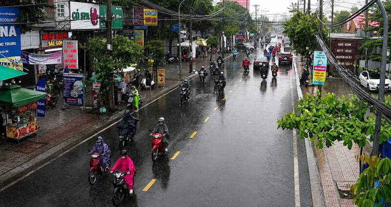 Thunderstorm clouds cover many areas, Ho Chi Minh City welcomes thunderstorms. Photo: UDI Maps
