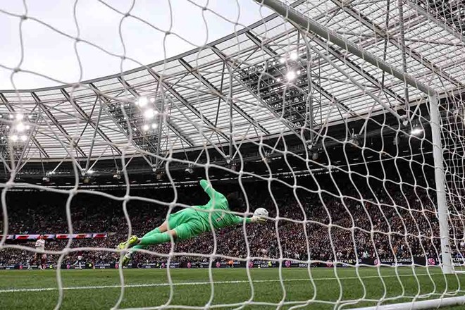 David Raya cần sớm trở lại để đảm bảo sự chắc chắn cho khung gỗ Arsenal. Ảnh: AFP