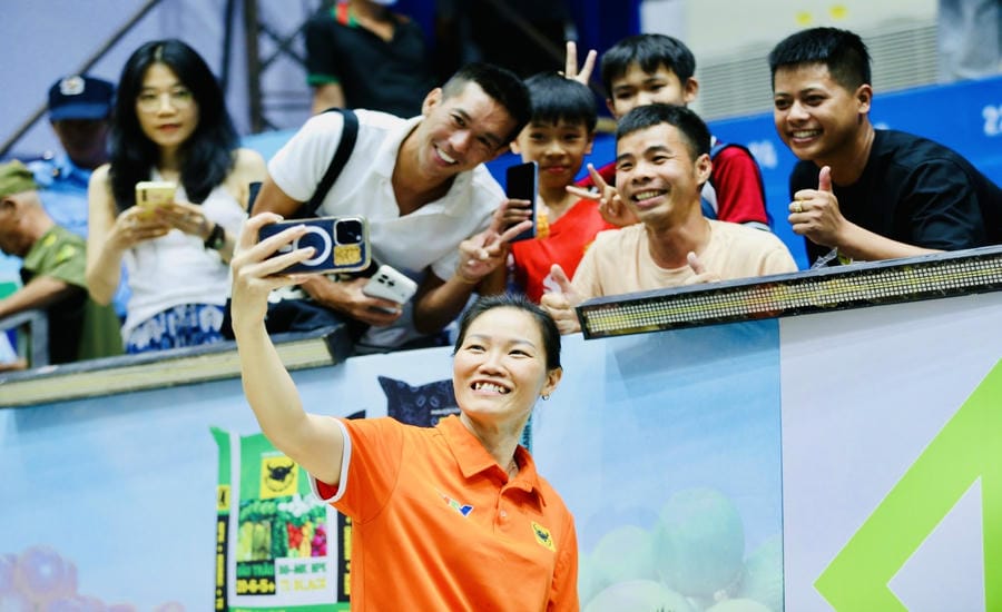 La entrenadora Ngọc Hoa es la entrenadora en jefe de la selección femenina de voleibol de Vietnam en la etapa 2 del Campeonato SEA V.Cup 2026. Foto: Đăng Văn