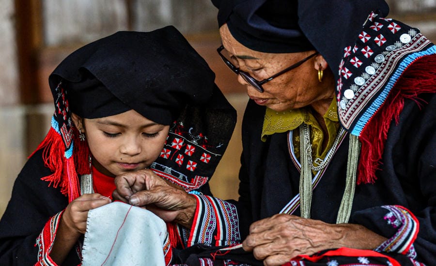 The Dao Tien people in Ta Loong residential group, Thao Nguyen ward teach traditional embroidery. Photo: Binh Khiem
