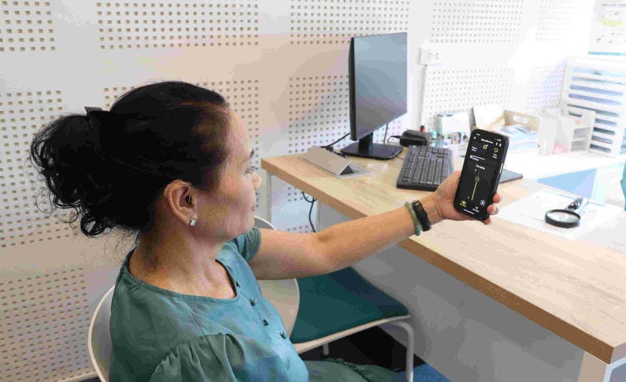 Bà Lê Thị Thúy Hằng (Hà Nội) lấy lại được âm thanh nhờ thiết bị trợ thính Rexton thế hệ mới. Ảnh: Mỹ Linh
