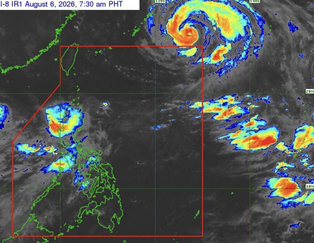 Ảnh vệ tinh ghi nhận bão Kujira (Maymay) sau khi đổ bộ miền Bắc Philippines (góc trái), trong khi bão Dolphin hoạt động ngoài khơi phía đông bắc. Ảnh: PAGASA