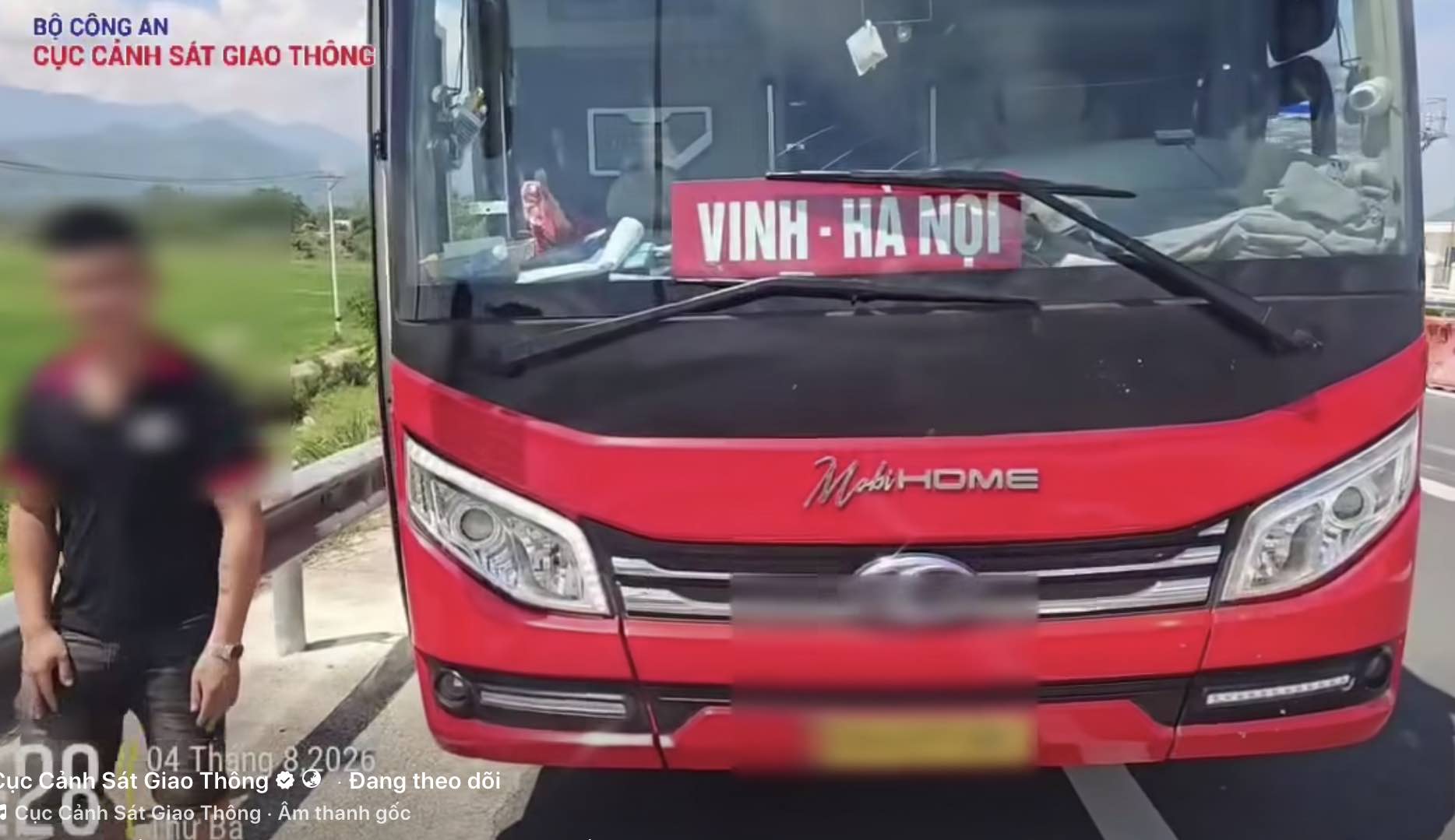  CSGT xử phạt tài xế và chủ phương tiện sau khi phát hiện  xe khách chở quá người trên tuyến cao tốc Cam Lâm - Vĩnh Hảo. Ảnh: Đội CSGT Đường bộ số 6