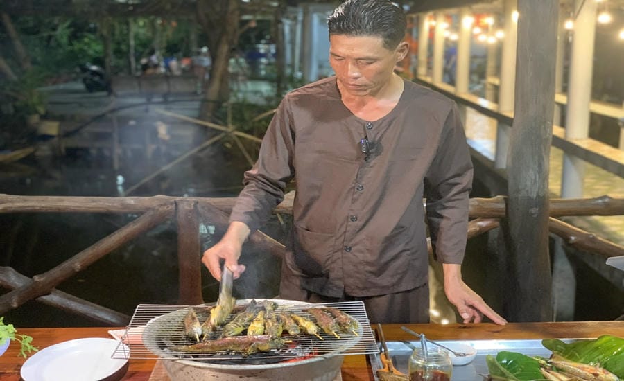 Grilled scallops with salt and chili is a delicious dish of mangrove cuisine. Photo: Ky Lam