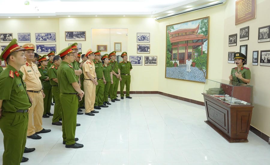 Cán bộ, chiến sĩ Công an các tỉnh, thành phố đến học tập, sinh hoạt chính trị và tìm hiểu chiến thắng Kế hoạch phản gián CM-12 tại Khu Di tích lịch sử Quốc gia Hòn Đá Bạc. Ảnh: Bộ Công an
