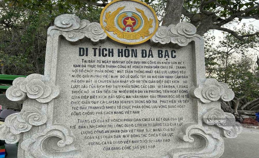 Văn bia Khu Di tích lịch sử Quốc gia Hòn Đá Bạc. Ảnh: Lương Hạnh