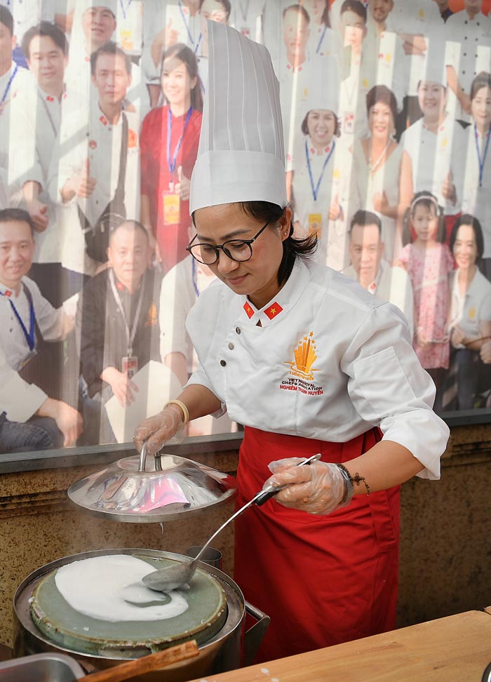 Nghệ nhân Nghiêm Thanh Huyền đang tráng bánh cuốn.