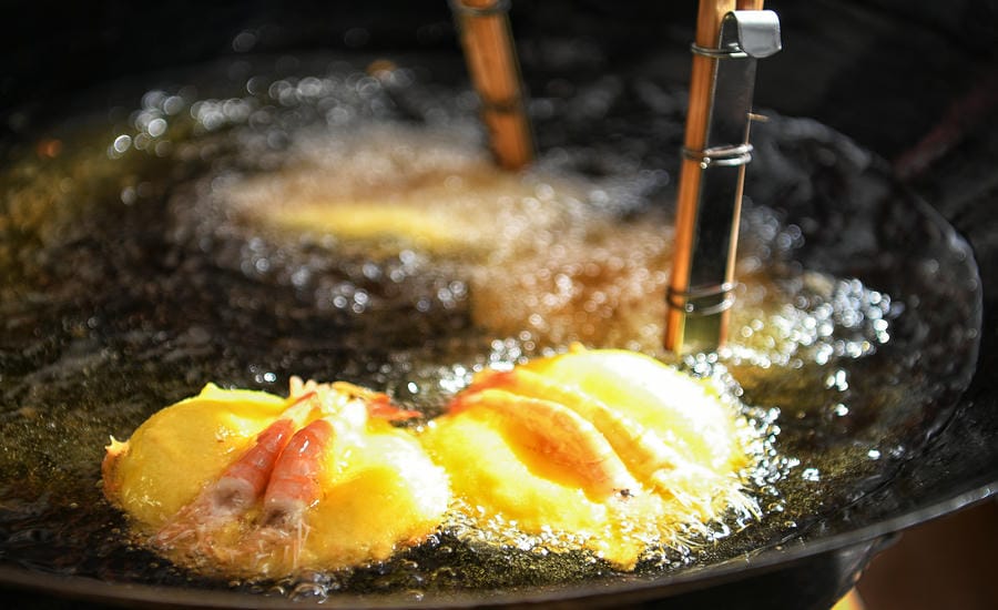 Tiếng dầu sôi lách tách, báo hiệu mẻ bánh tôm đang vào độ vàng giòn.