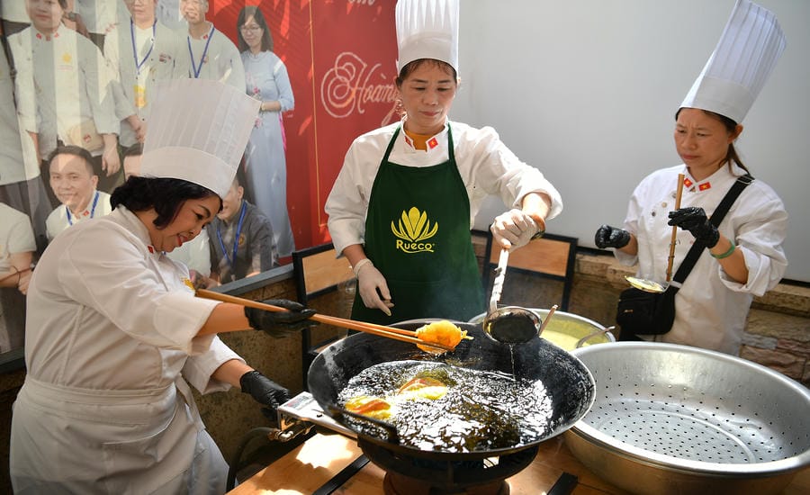 West Lake shrimp cake is a well-known brand with tourists.